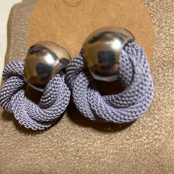 ⭐️2/$10⭐️ Lavender grey and silver Twisted knot earrings-BRAND NEW - Picture 2 of 4